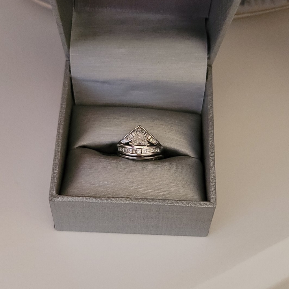 14k white gold charming diamond ring